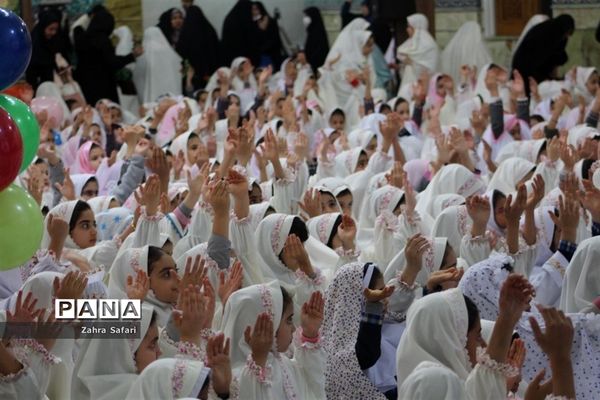 آیین جشن تکلیف دانش‌آموزان دختر منطقه چهاردانگه با عنوان «نیلوفرانه»