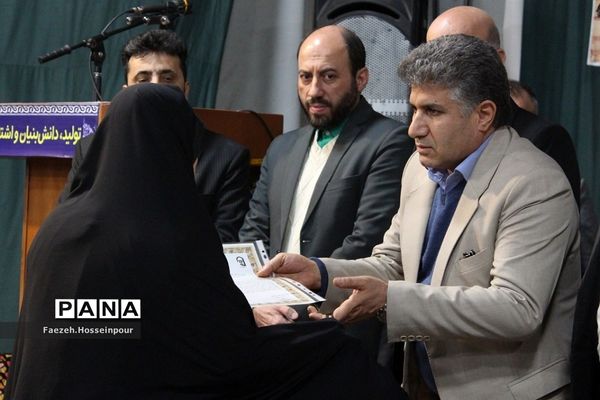 برگزاری مراسم بوی بهشت بهانه‌ای برای تجلیل از خانواده شهدا در بهارستان‌2