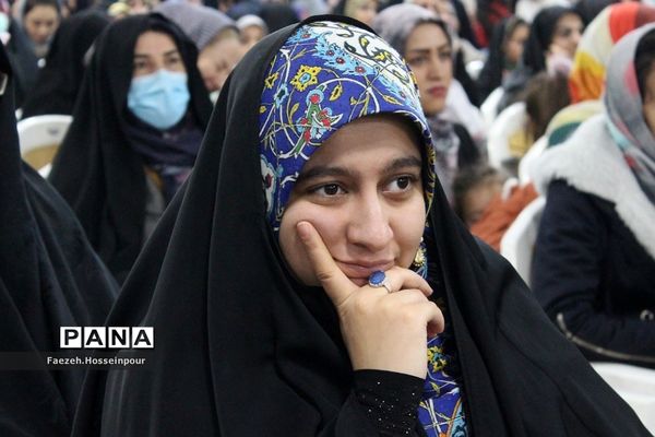 برگزاری مراسم بوی بهشت بهانه‌ای برای تجلیل از خانواده شهدا در بهارستان‌2