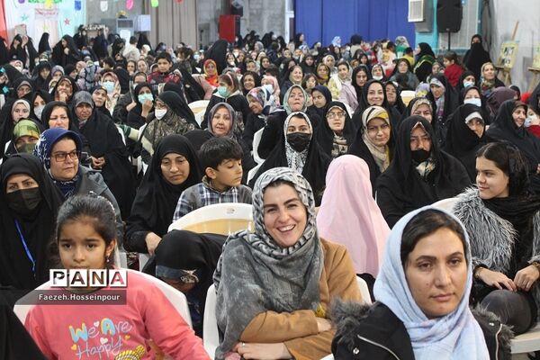 برگزاری مراسم بوی بهشت بهانه‌ای برای تجلیل از خانواده شهدا در بهارستان‌2