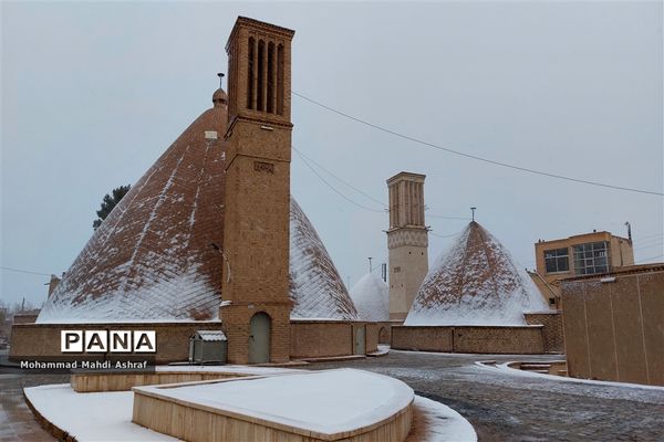 رخت سفید برف  بر تن  نایین