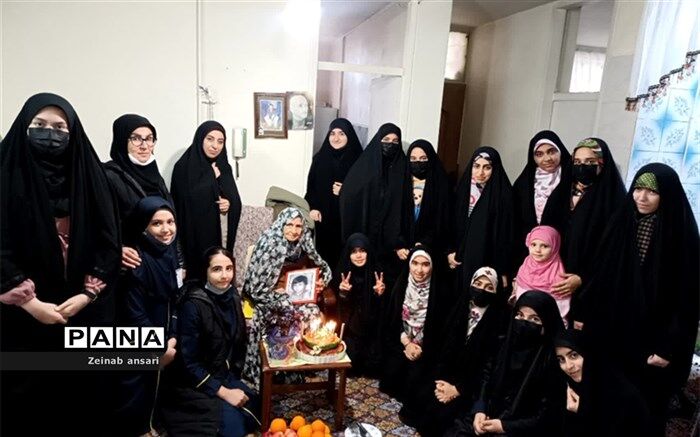 دیدار دانش‌آموزان دبیرستان فاطمیه ملارد، با مادر شهید در روز مادر