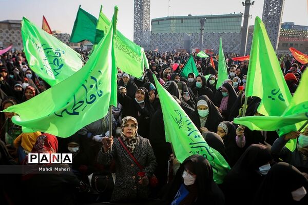 جشن خانوادگی میلاد حضرت فاطمه زهرا(س) در میدان امام حسین(ع)