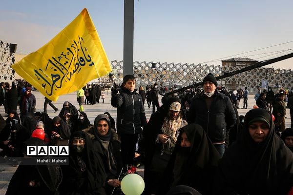 جشن خانوادگی میلاد حضرت فاطمه زهرا(س) در میدان امام حسین(ع)