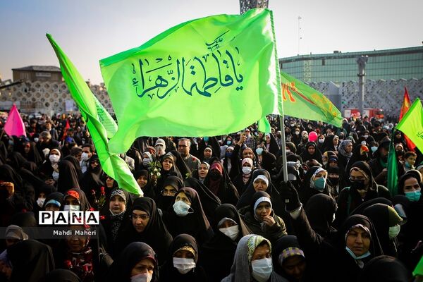 جشن خانوادگی میلاد حضرت فاطمه زهرا(س) در میدان امام حسین(ع)