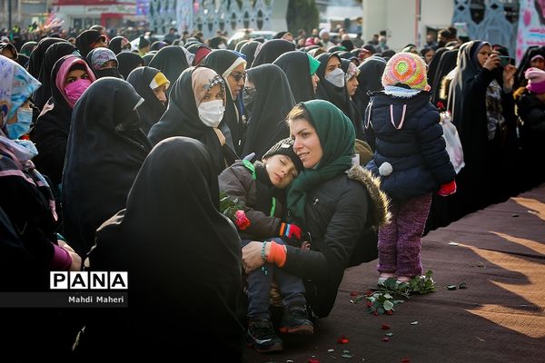 جشن خانوادگی میلاد حضرت فاطمه زهرا(س) در میدان امام حسین(ع)