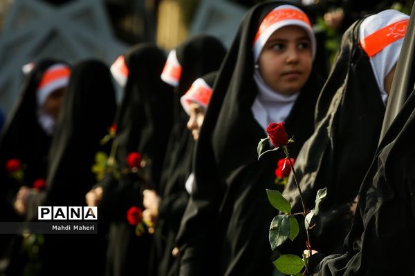 جشن خانوادگی میلاد حضرت فاطمه زهرا(س) در میدان امام حسین(ع)