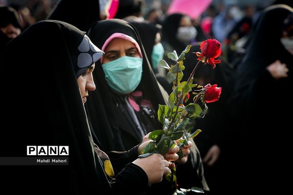 جشن خانوادگی میلاد حضرت فاطمه زهرا(س) در میدان امام حسین(ع)