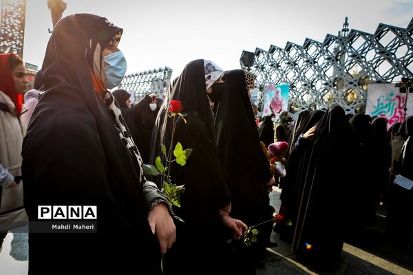 جشن خانوادگی میلاد حضرت فاطمه زهرا(س) در میدان امام حسین(ع)