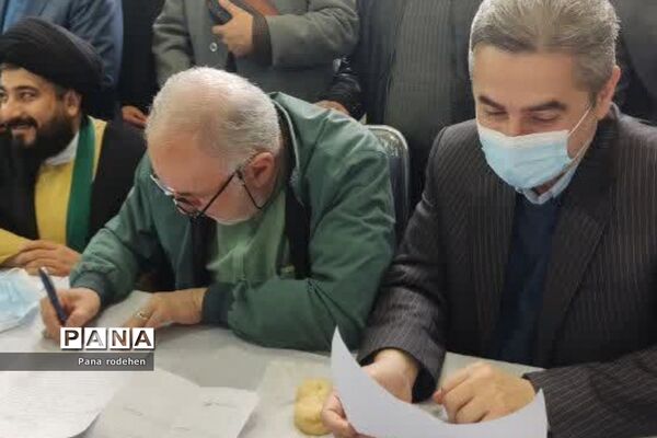 میز خدمت در نماز جمعه رودهن با حضور استاندار و فرماندار