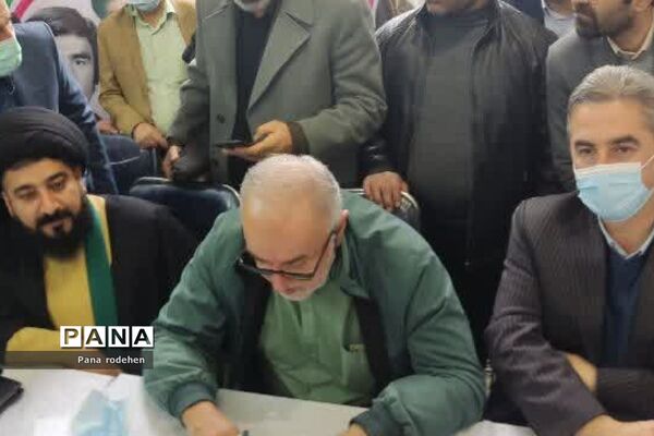 میز خدمت در نماز جمعه رودهن با حضور استاندار و فرماندار