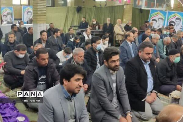 میز خدمت در نماز جمعه رودهن با حضور استاندار و فرماندار