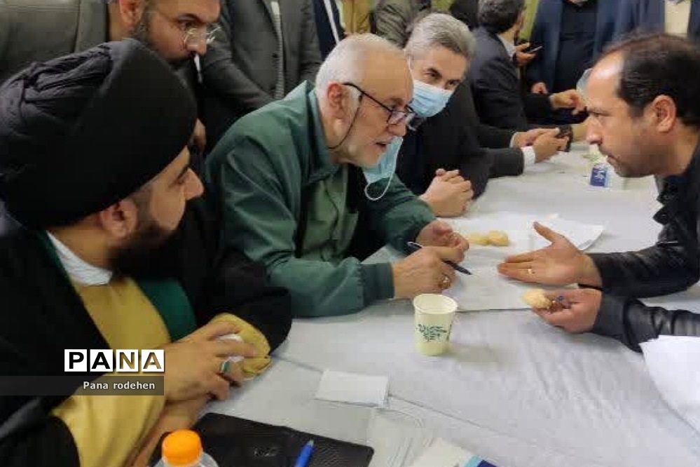 میز خدمت در نماز جمعه رودهن با حضور استاندار و فرماندار