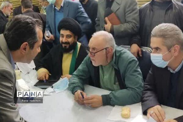 میز خدمت در نماز جمعه رودهن با حضور استاندار و فرماندار