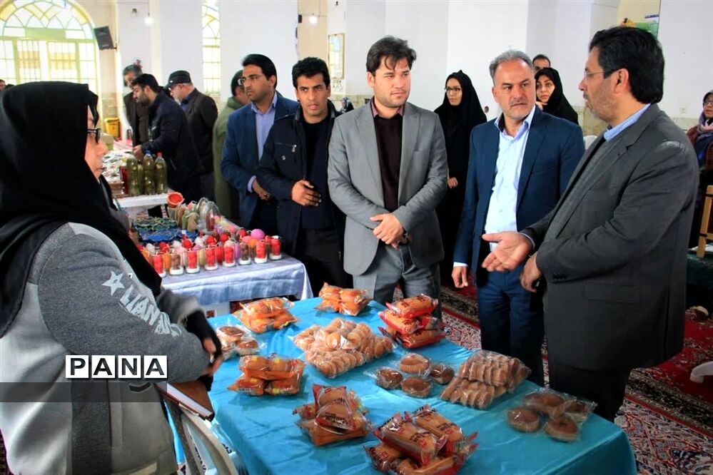 افتتاح نمایشگاه صنایع‌دستی، محصولات خانگی و غذای محلی در ابرکوه
