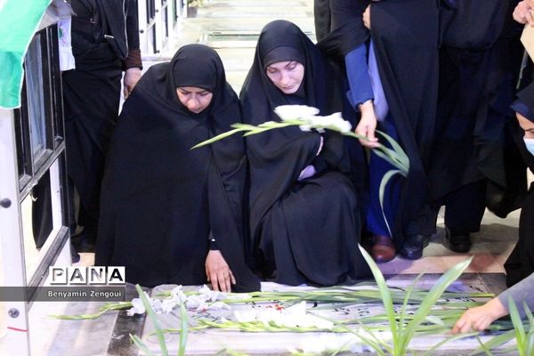 مراسم غبارروبی و عطرافشانی گلزار شهدا در بوشهر
