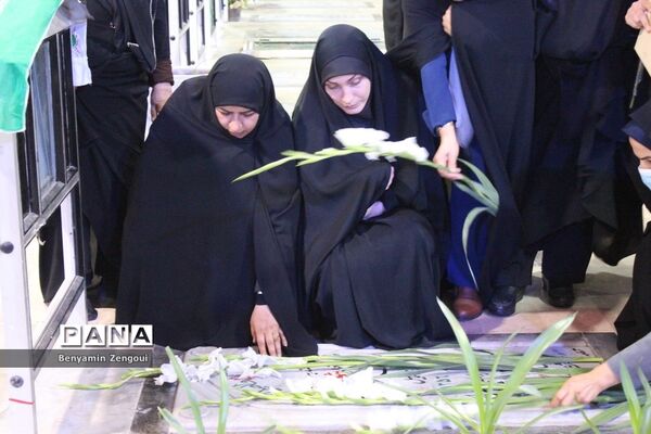 مراسم غبارروبی و عطرافشانی گلزار شهدا در بوشهر