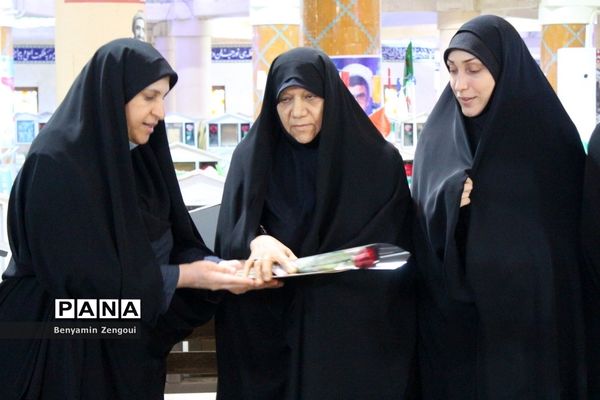 مراسم غبارروبی و عطرافشانی گلزار شهدا در بوشهر