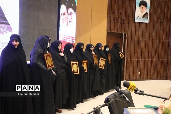 تقدیر از مادران شهدا در دهمین جشنواره اسوه‌های صبر و مقاومت
