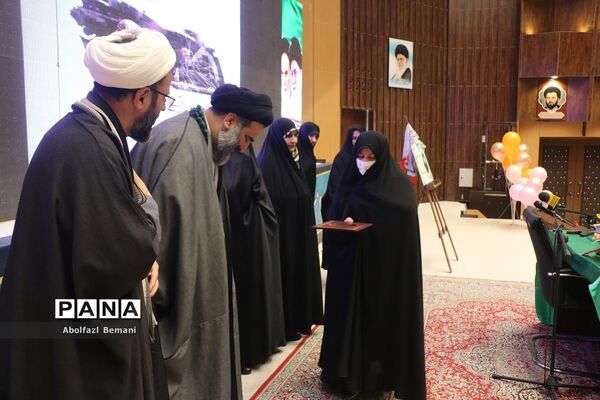 تقدیر از مادران شهدا در دهمین جشنواره اسوه‌های صبر و مقاومت