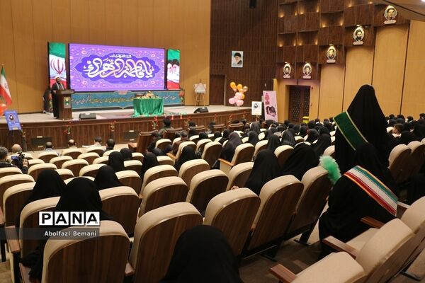 تقدیر از مادران شهدا در دهمین جشنواره اسوه‌های صبر و مقاومت