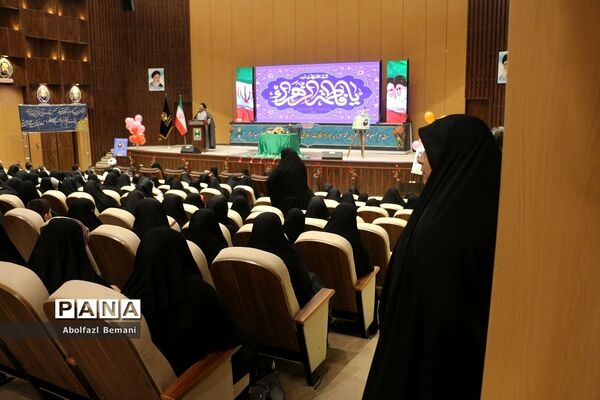 تقدیر از مادران شهدا در دهمین جشنواره اسوه‌های صبر و مقاومت