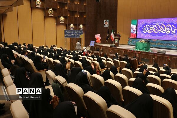 تقدیر از مادران شهدا در دهمین جشنواره اسوه‌های صبر و مقاومت