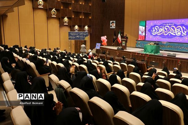 تقدیر از مادران شهدا در دهمین جشنواره اسوه‌های صبر و مقاومت