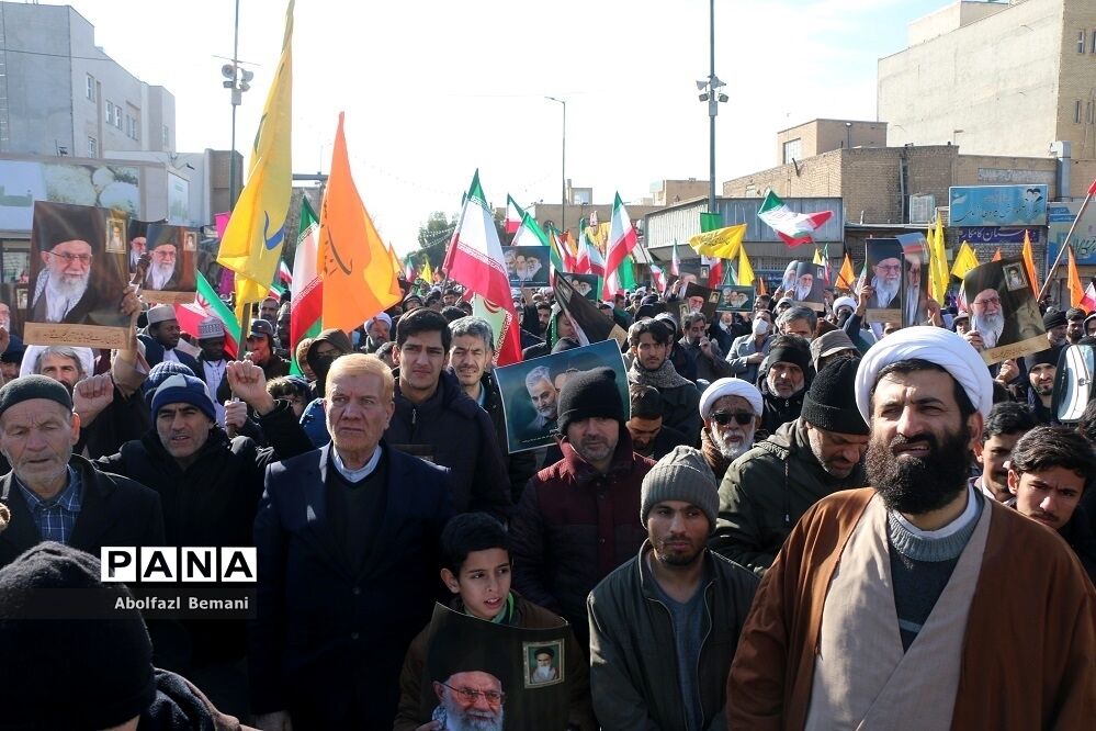 راهپیمایی مردم قم در محکومیت اهانت نشریه فرانسوی به مرجعیت