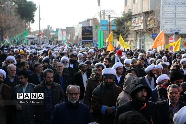 راهپیمایی مردم قم در محکومیت اهانت نشریه فرانسوی به مرجعیت