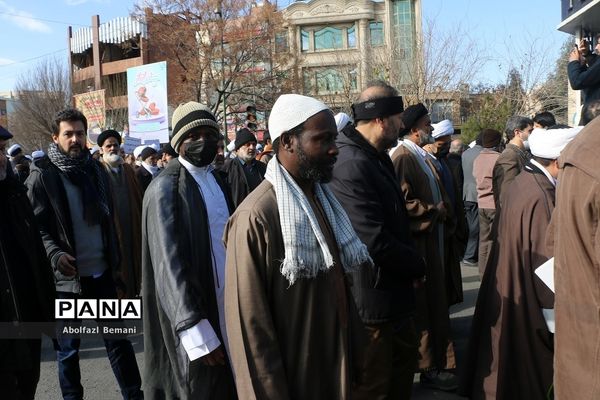 راهپیمایی مردم قم در محکومیت اهانت نشریه فرانسوی به مرجعیت