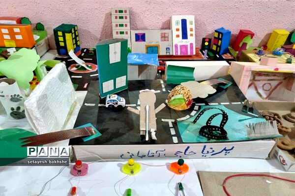 نمایشگاه دست‌سازه‌های دانش‌آموزان دبستان شهید غلامی طرح تدبیر ناحیه هفت مشهد مقدس