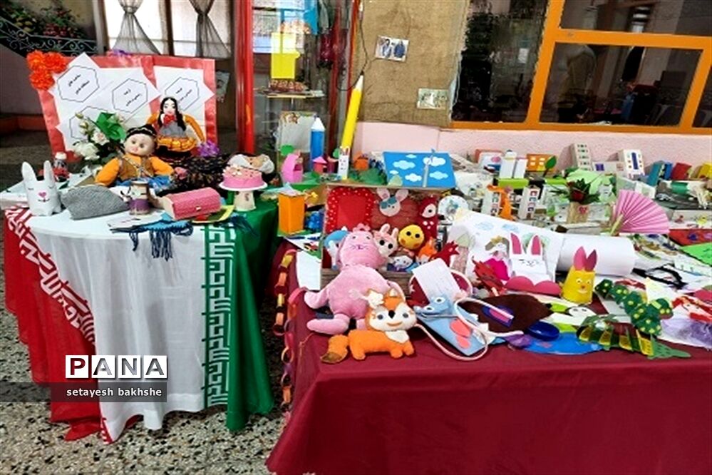 نمایشگاه دست‌سازه‌های دانش‌آموزان دبستان شهید غلامی طرح تدبیر ناحیه هفت مشهد مقدس