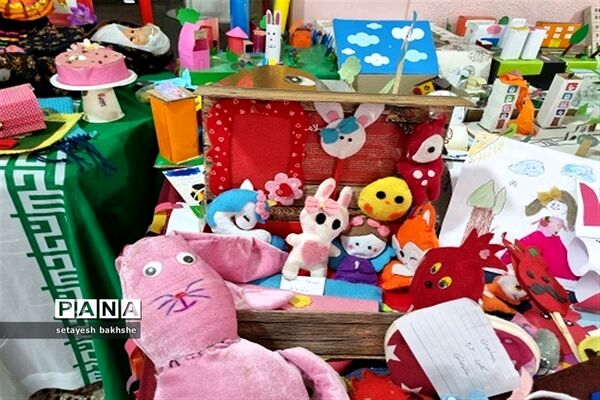 نمایشگاه دست‌سازه‌های دانش‌آموزان دبستان شهید غلامی طرح تدبیر ناحیه هفت مشهد مقدس