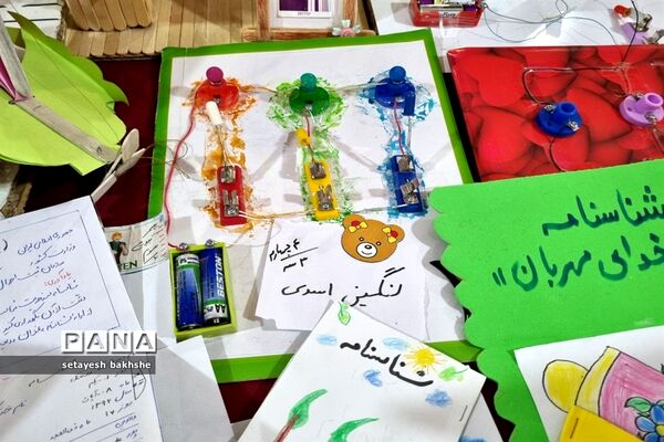 نمایشگاه دست‌سازه‌های دانش‌آموزان دبستان شهید غلامی طرح تدبیر ناحیه هفت مشهد مقدس