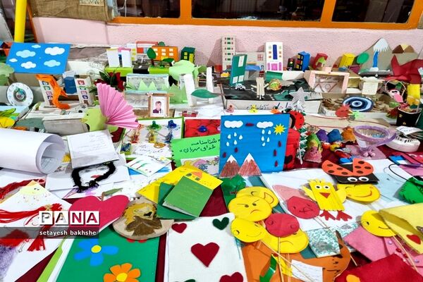 نمایشگاه دست‌سازه‌های دانش‌آموزان دبستان شهید غلامی طرح تدبیر ناحیه هفت مشهد مقدس