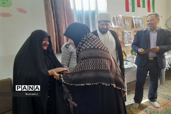 تجلیل وگرامیداشت مادر شهید محمد ابویی در دبیرستان حضرت زهرا (س) بافق
