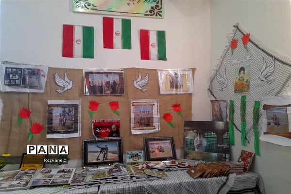 تجلیل وگرامیداشت مادر شهید محمد ابویی در دبیرستان حضرت زهرا (س) بافق