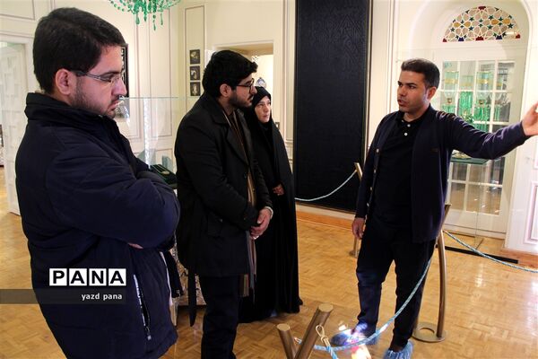 بازدید رئیس سازمان دانش‌آموزی استان یزد از موزه نور و روشنایی