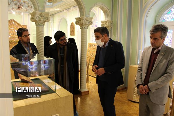 بازدید رئیس سازمان دانش‌آموزی استان یزد از موزه نور و روشنایی
