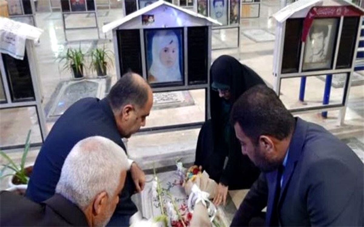 گلزار شهدای بهشت صادق(ع) بوشهر عطرافشانی شد