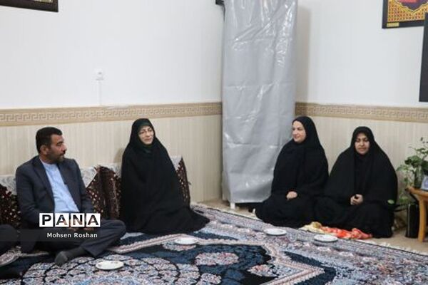 دیدار معاون آموزش ابتدایی وزارت آموزش پرورش  با خانواده دانش‌آموز شهید در بوشهر
