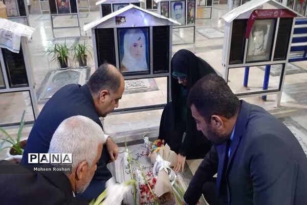 عطرافشانی گلزار شهدای بهشت صادق(ع) بوشهر