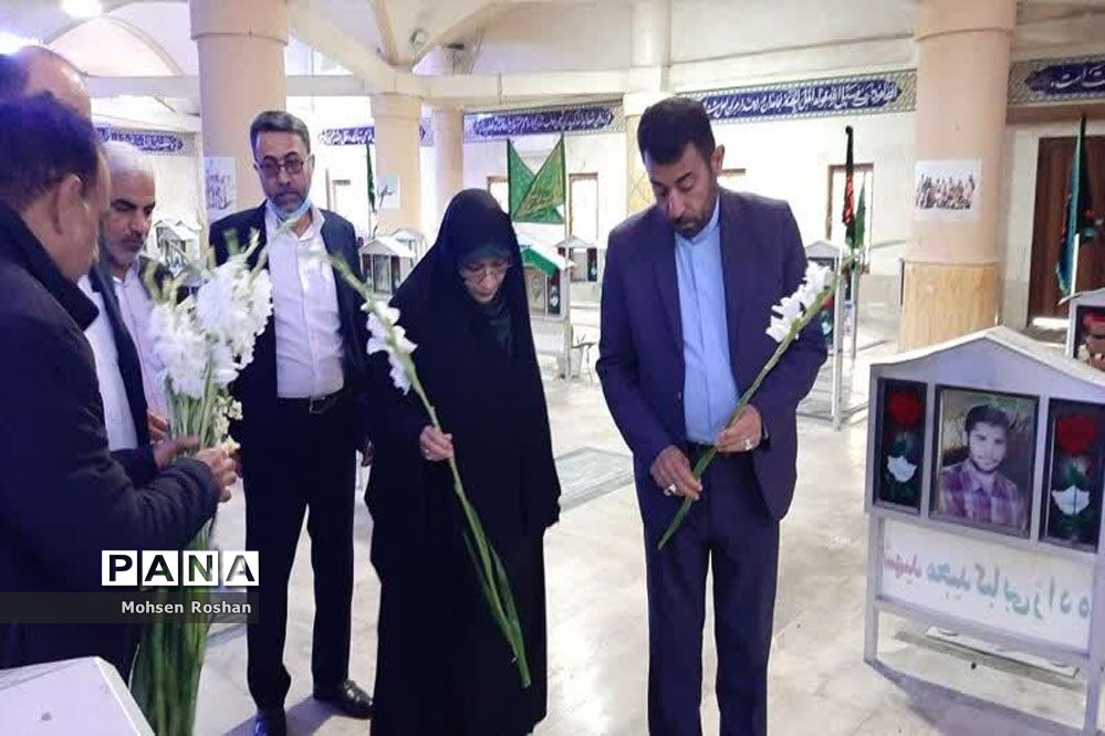 عطرافشانی گلزار شهدای بهشت صادق(ع) بوشهر