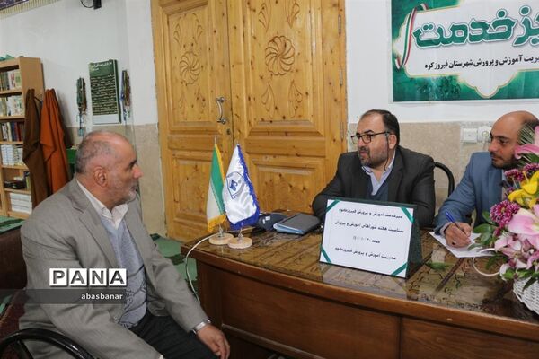 برگزاری میز خدمت آموزش و پرورش در محل مصلی نماز جمعه شهرستان فیروزکوه
