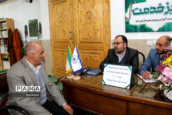 برگزاری میز خدمت آموزش و پرورش در محل مصلی نماز جمعه شهرستان فیروزکوه