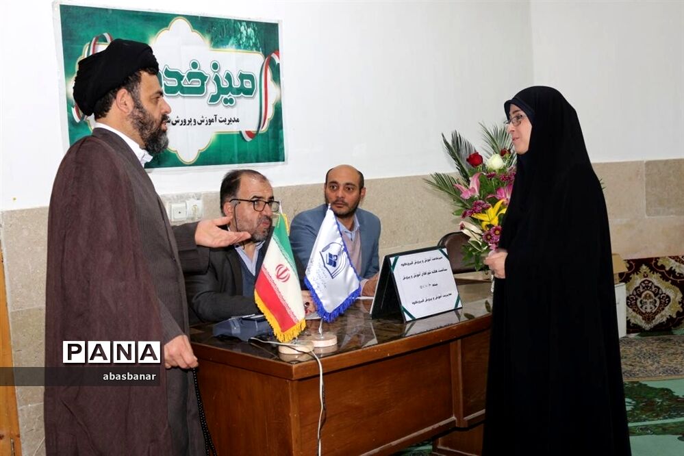 برگزاری میز خدمت آموزش و پرورش در محل مصلی نماز جمعه شهرستان فیروزکوه