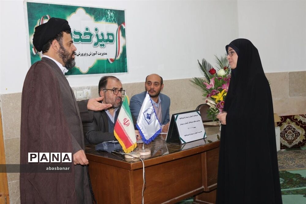 برگزاری میز خدمت آموزش و پرورش در محل مصلی نماز جمعه شهرستان فیروزکوه