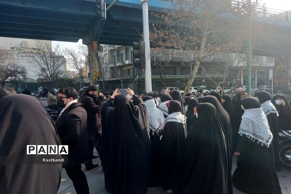 تجمع دانش‌آموزان منطقه ۱۳ مقابل سفارت سوئد و فرانسه