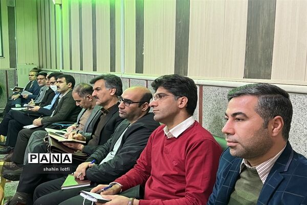 نشست معاونان، کارشناس مسئولان و کارشناسان آموزش متوسطه آموزش و پرورش استان